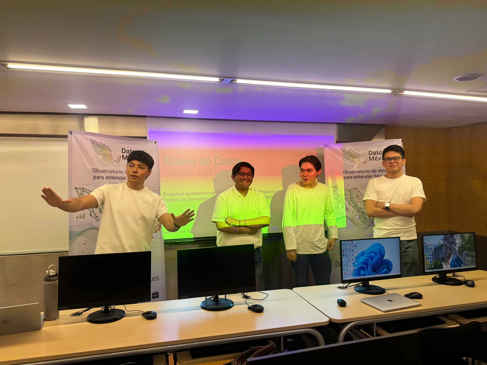 Integrantes del equipo de Datos México de pie en la sala de cómputo durante la presentación oficial.