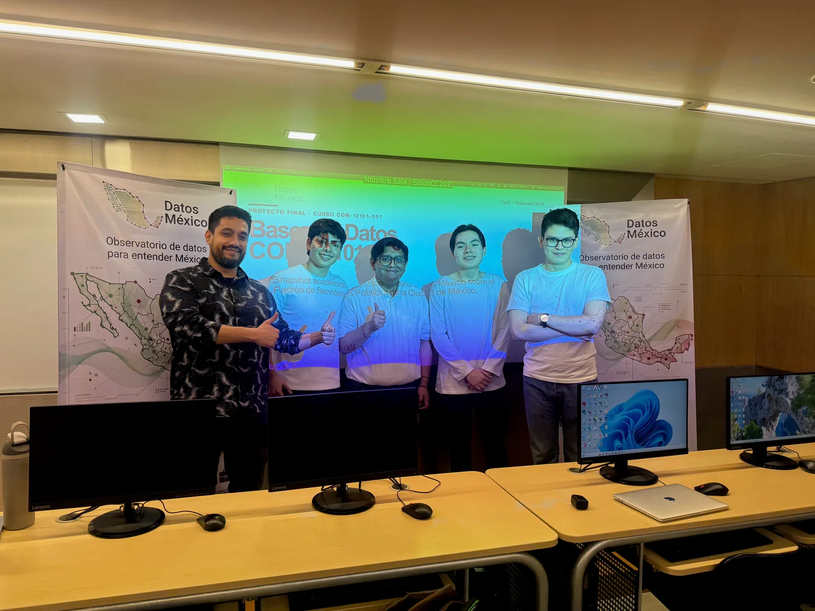 El equipo junto a un invitado adicional al cerrar la presentación.